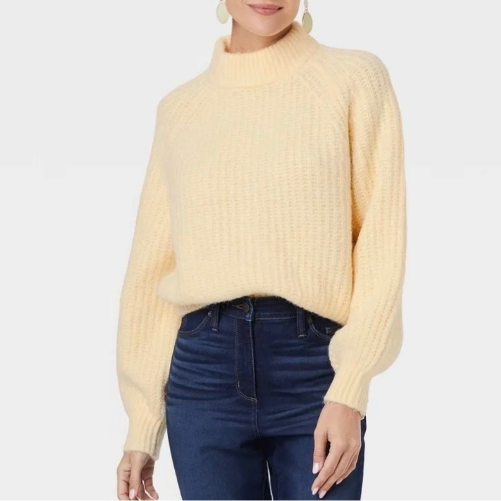 Universal thread yellow sweater size L